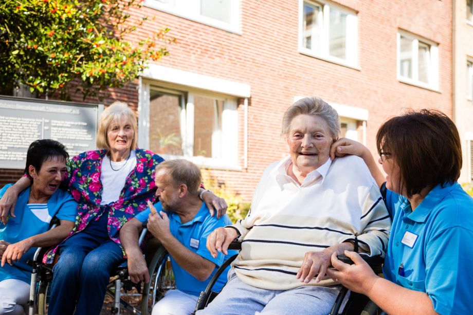 Haus-Altenfriede-Pflegerin-mit-alter-Dame-nur-Ausschnitt-nehmen