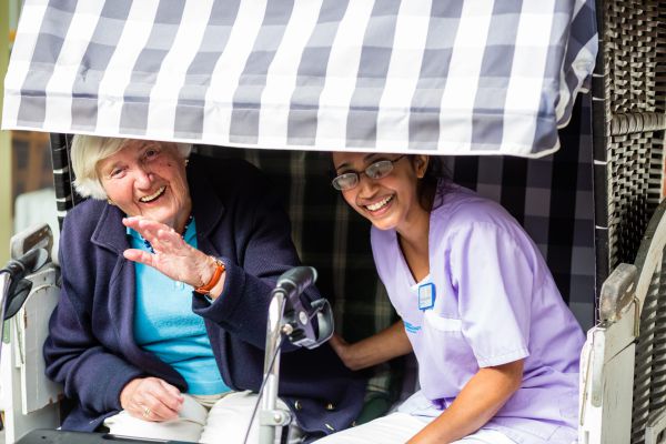 Pflegerin mit &auml;lterer Dame